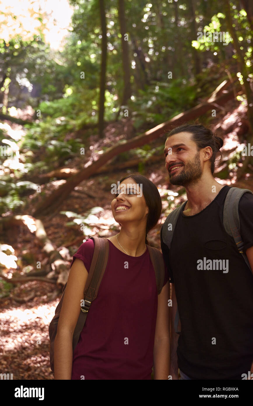 Spanien, Kanarische Inseln, La Palma, lächelndes Paar in einem Wald um suchen Stockfoto