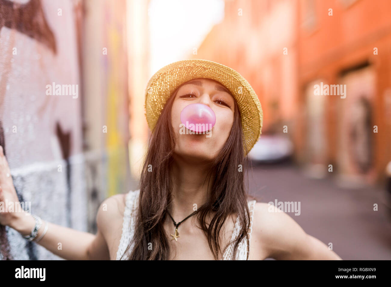 Porträt der jungen Frau blasen Pink Bubble gum Stockfoto
