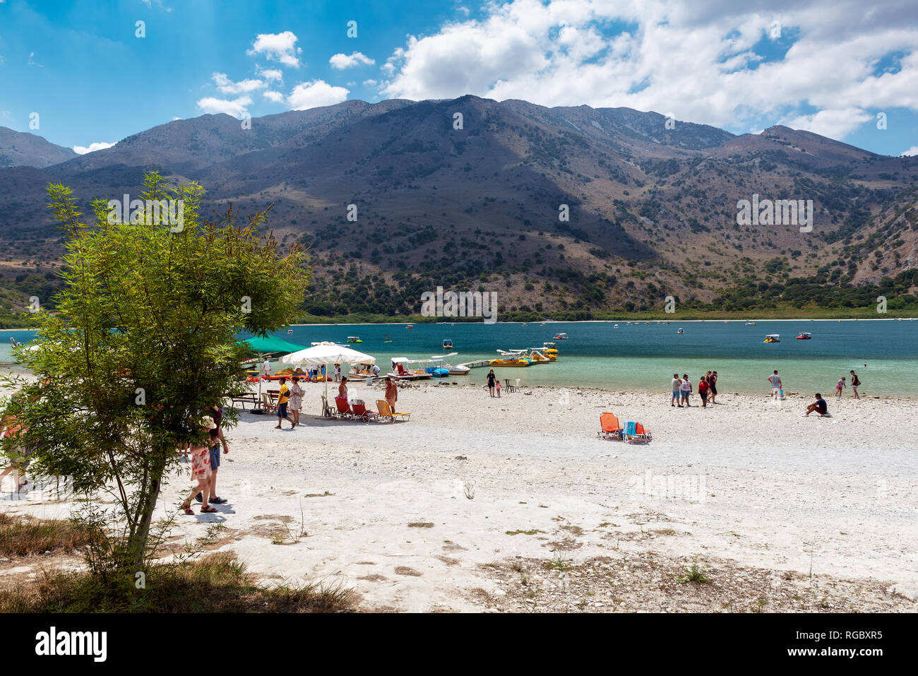 Kreta, Griechenland - AUGUST 2018: Menschen sind zu Fuß zu Kournas See, in der Mitte der Insel. Stockfoto