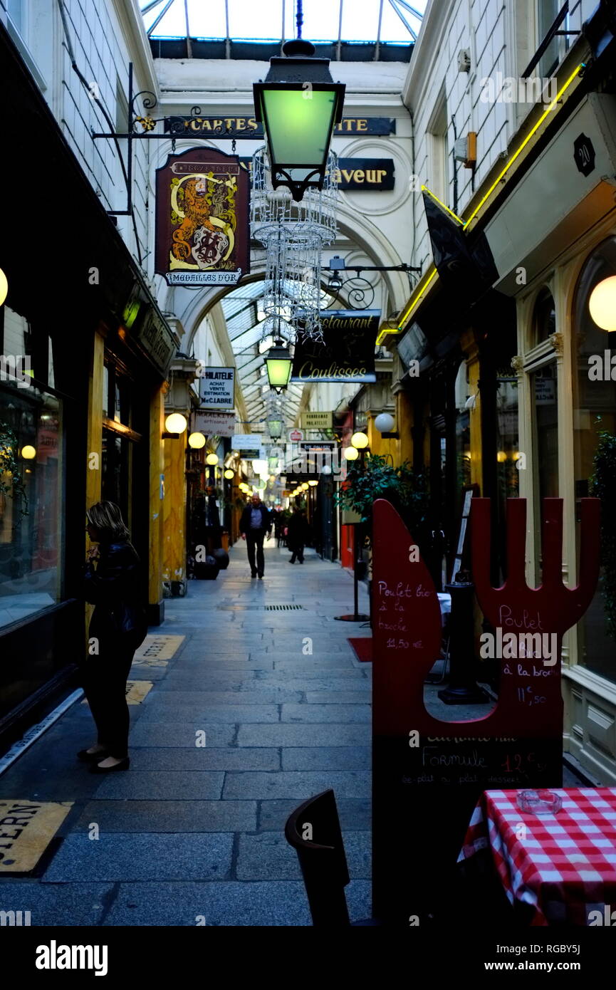 AJAXNETPHOTO. PARIS, Frankreich. - PASSAGE Panoramen - GESCHÄFTE UND RESTAURANTS IN DER überdachten Gehweg. Foto: Jonathan Eastland/AJAX REF: FX 112703 5261 Stockfoto