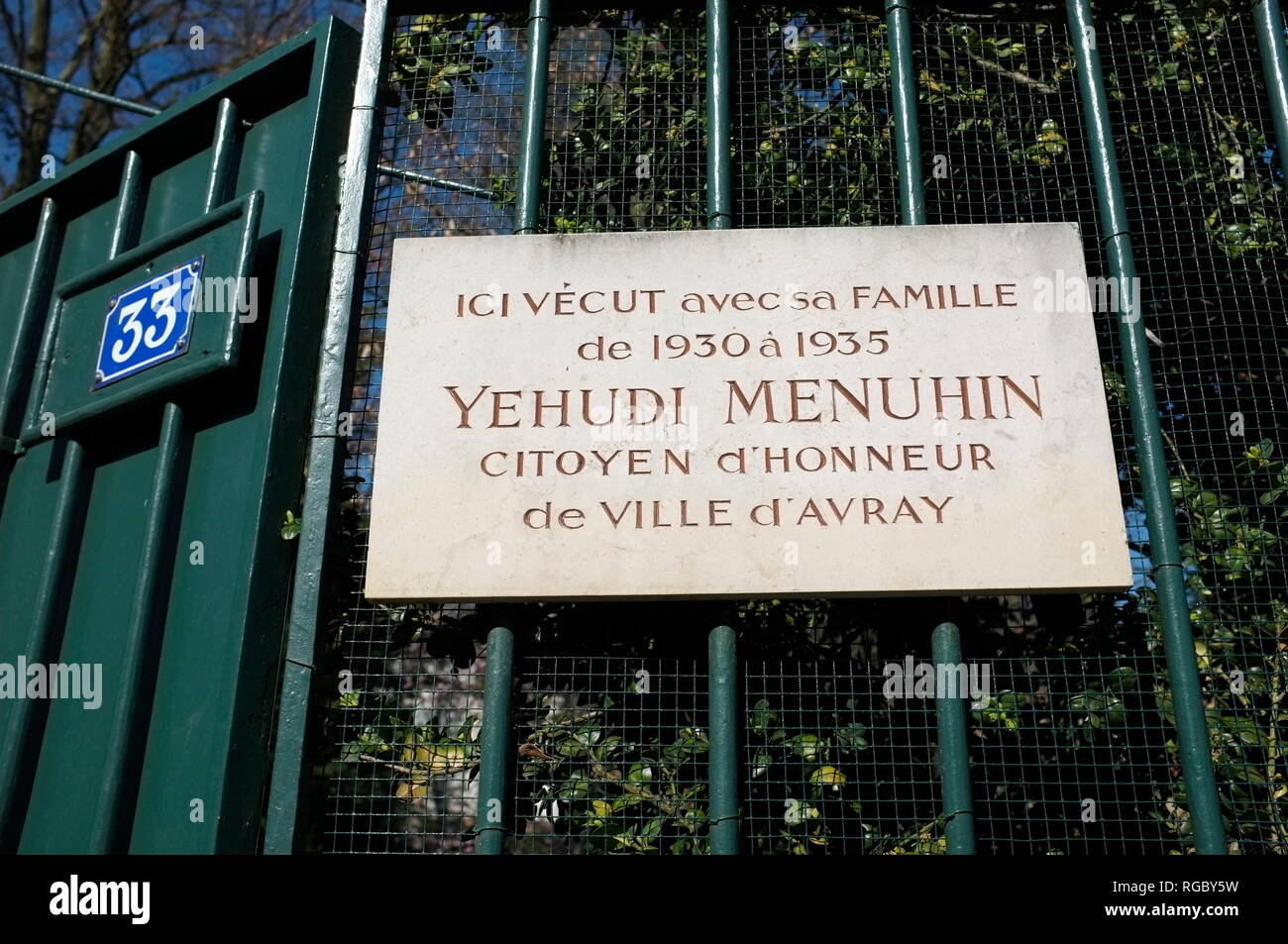 AJAXNETPHOTO 2011. VILLE D'AVRAY, Frankreich. HOME MUSIKER Yehudi Menuhin bei 33 Rue Pradier. Foto: Jonathan Eastland/AJAX REF: FX 112103 5190 Stockfoto