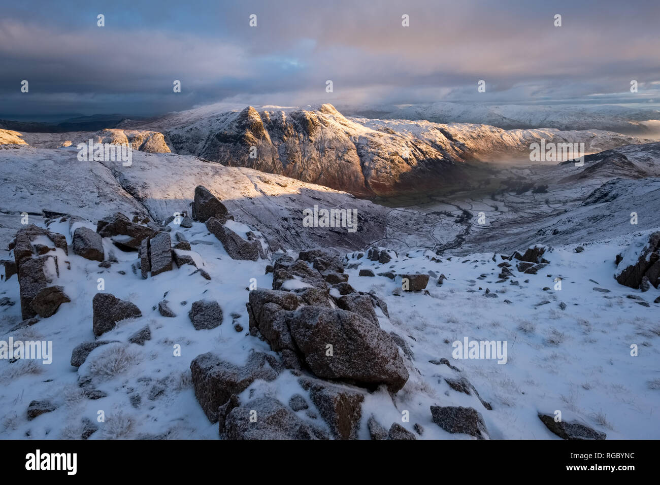 Die Langdale Pikes im Winter unter Schnee Stockfoto