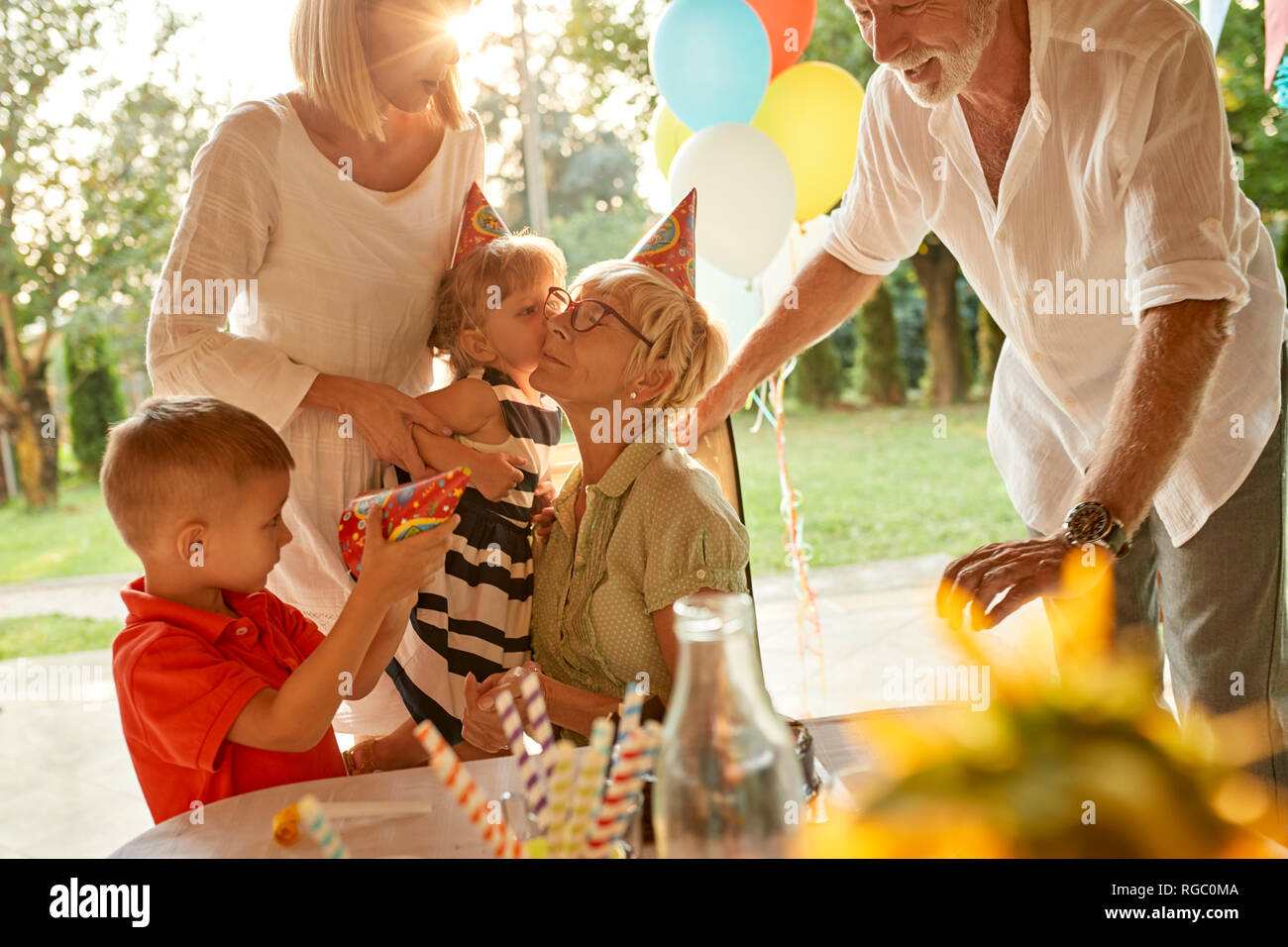 Glückliche Großfamilie auf einem Garten Geburtstag Stockfoto