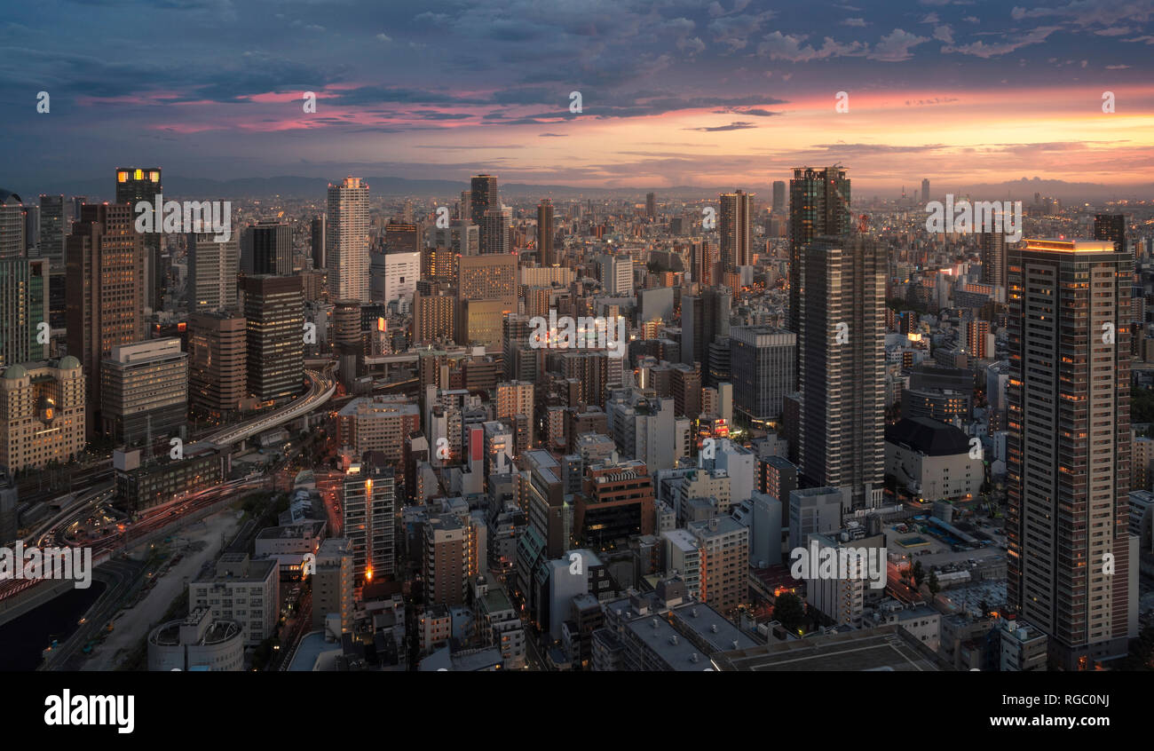 Japan, Osaka, Antenne Blick auf die Stadt bei Sonnenuntergang Stockfoto