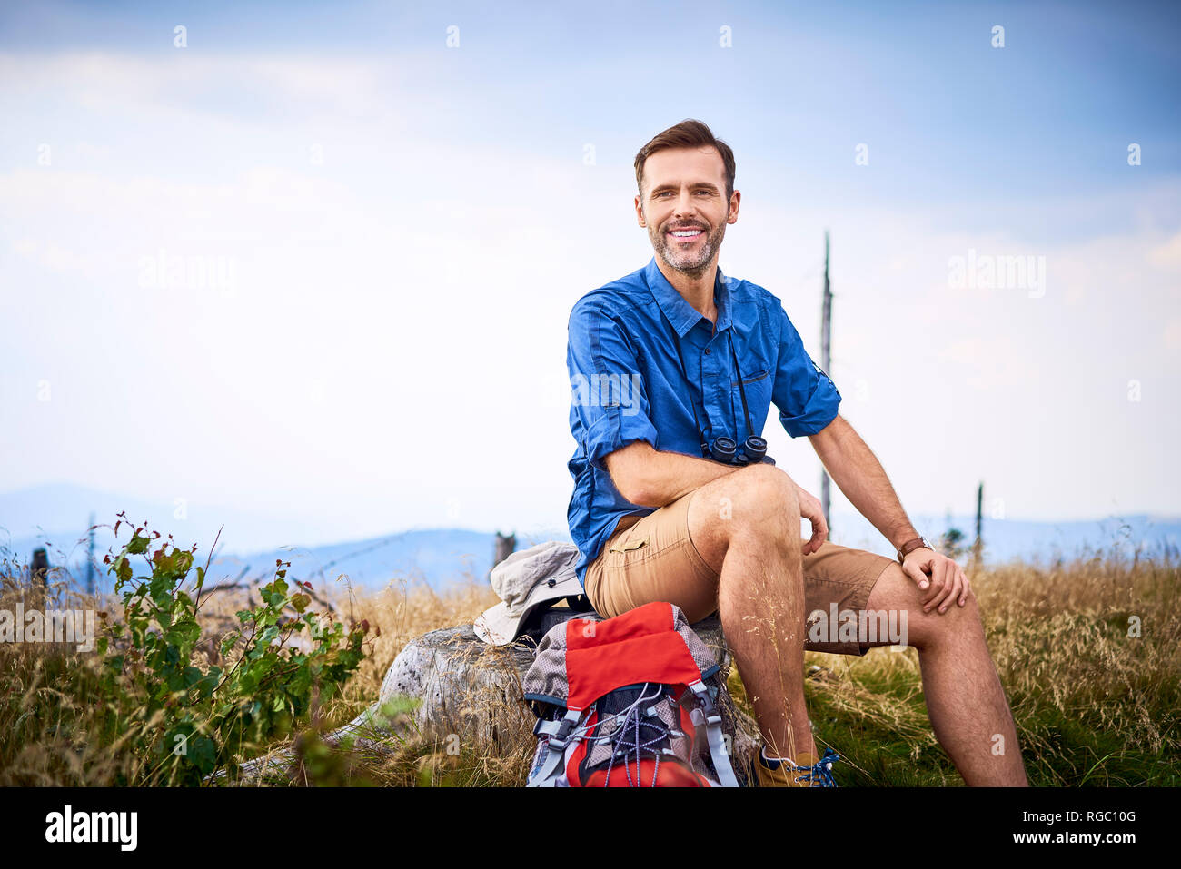 Portrait von lächelnden Mann während der Wanderung ausruhen Stockfoto