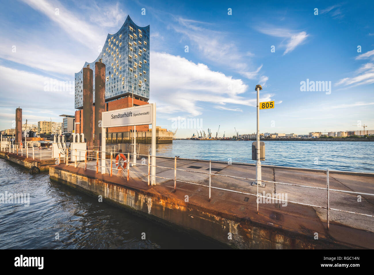Deutschland, Hamburg, Hafencity, Liegeplatz Bereich Sandtorhoeft, Blick auf die Elbphilharmonie Stockfoto