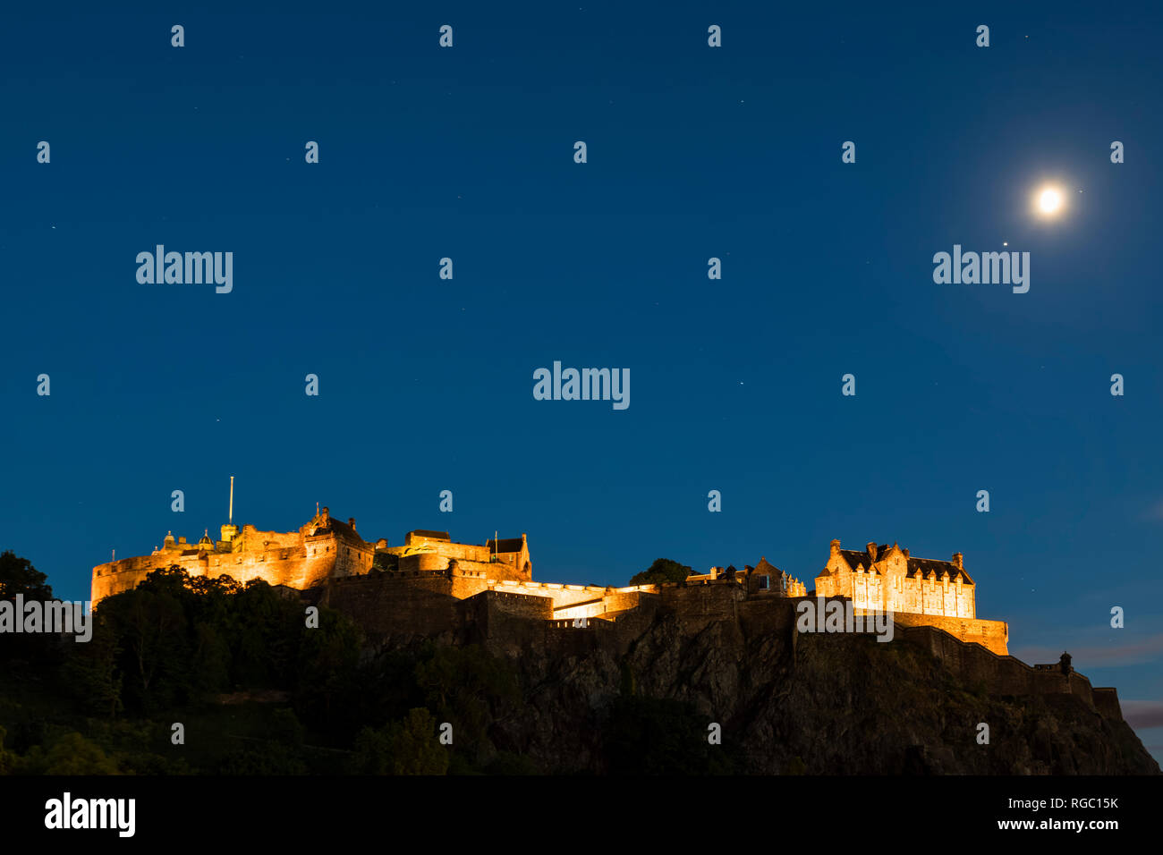 Großbritannien, Schottland, Edinburgh, Castle Rock, Edinburgh Burg bei Nacht, Mond Stockfoto