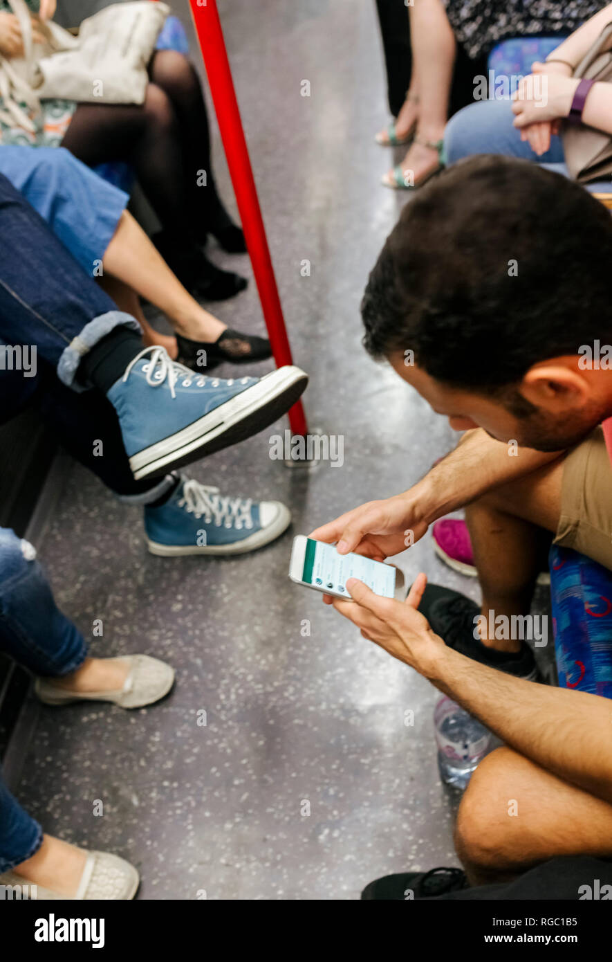 UK, London, Mann in der U-Bahn an der Zelle Telefon Stockfoto