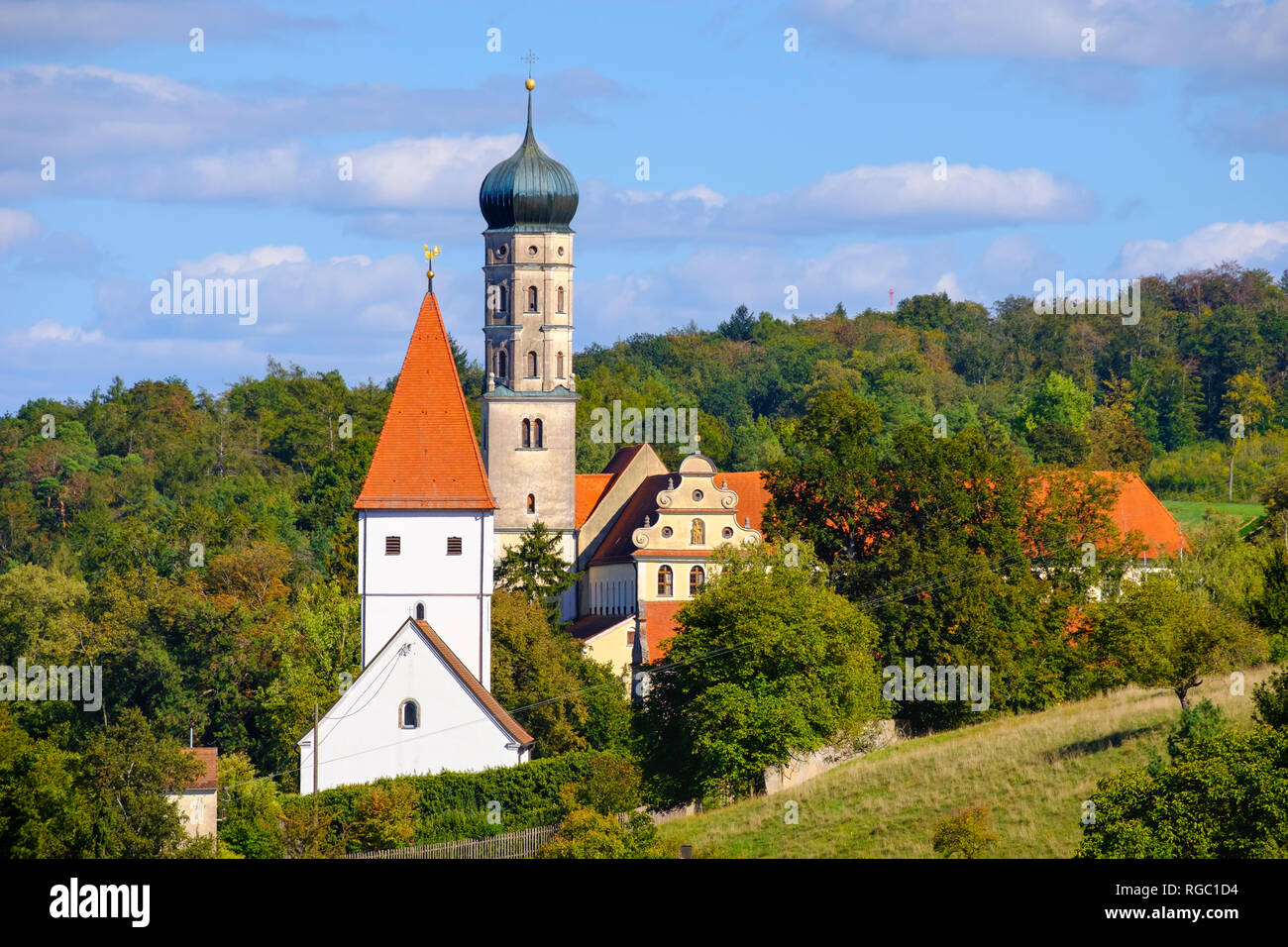 Deutschland, Bayern, Schwaben, Donau-Ries, Mönchsdeggingen, Abbey und St. George's Kirche Stockfoto