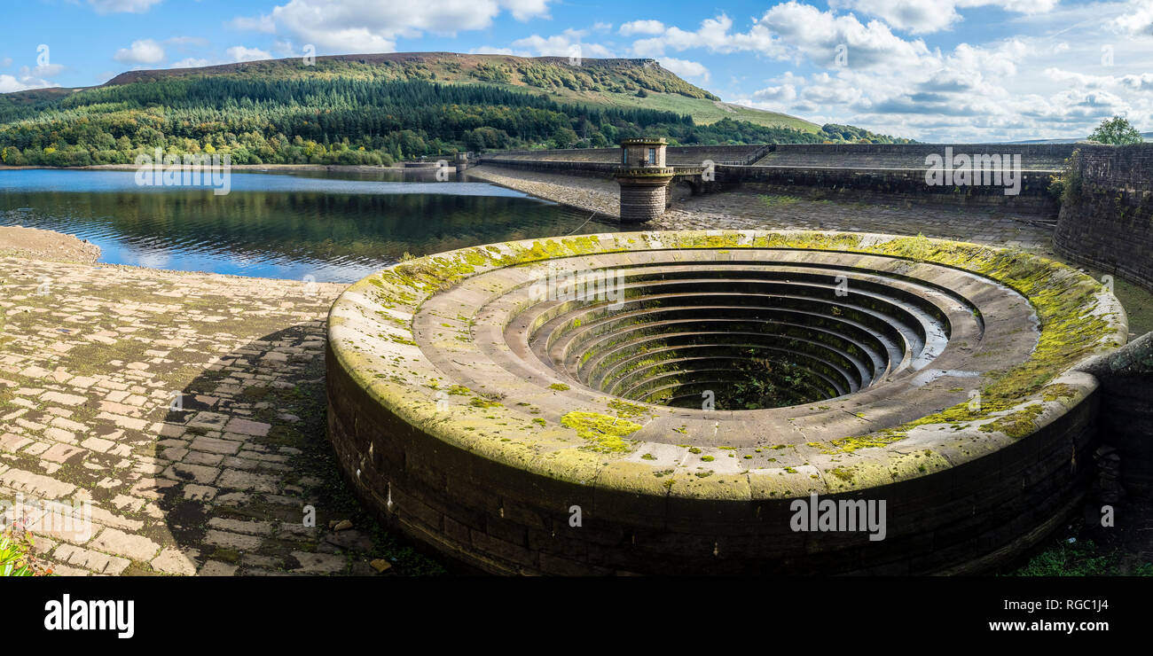 Grossbritannien, England, Derbyshire, Peak District, Ladybower Reservoir, Überlauf Stockfoto