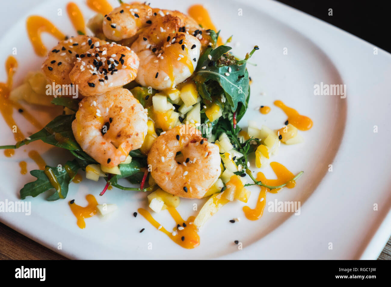 Garnelen auf Rucola Stockfoto