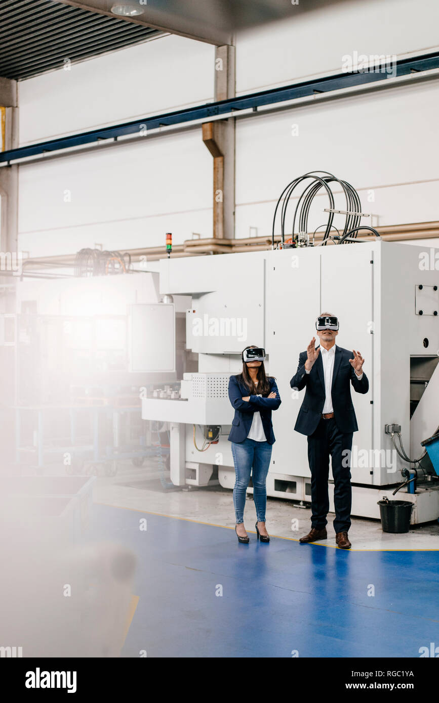 Geschäftsmann eine Frau in High Tech Unternehmen, mit VR-Brille Stockfoto