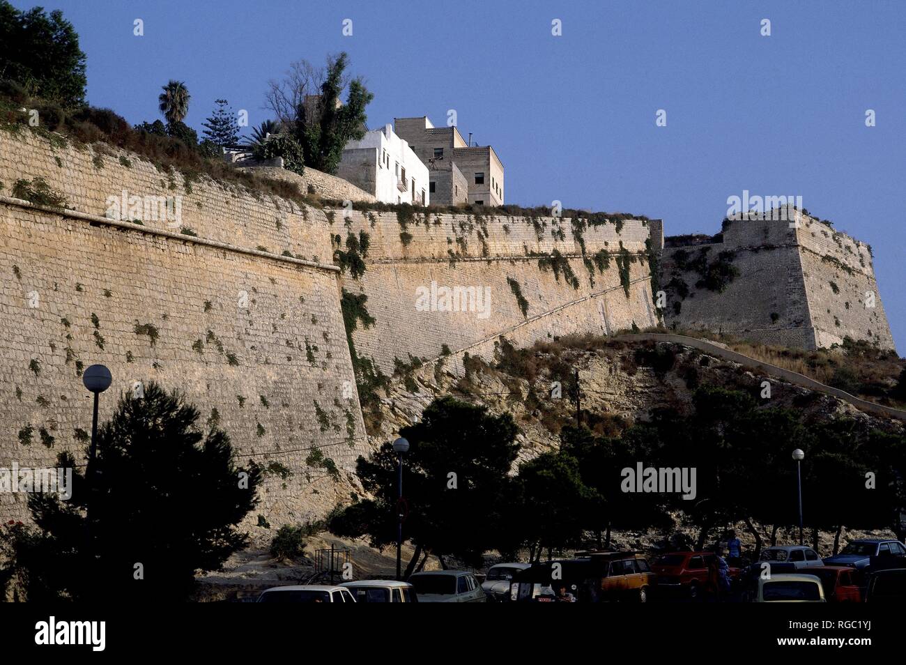 MURALLA AL FONDO EL BALUARTE DE SANTIAGO. Ort: Fortaleza. Spanien. Stockfoto