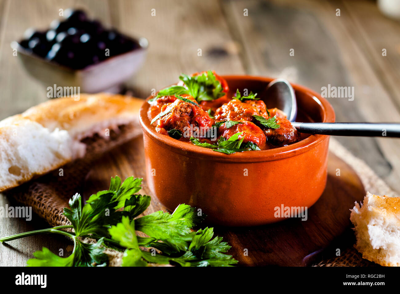 Spanisch Albondingas, Frikadellen in pikanter Tomatensauce. Stockfoto