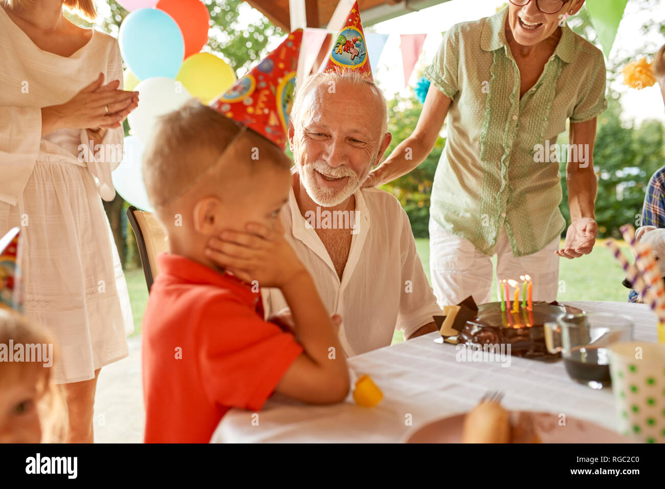 Glückliche Großfamilie auf einem Garten Geburtstag Stockfoto