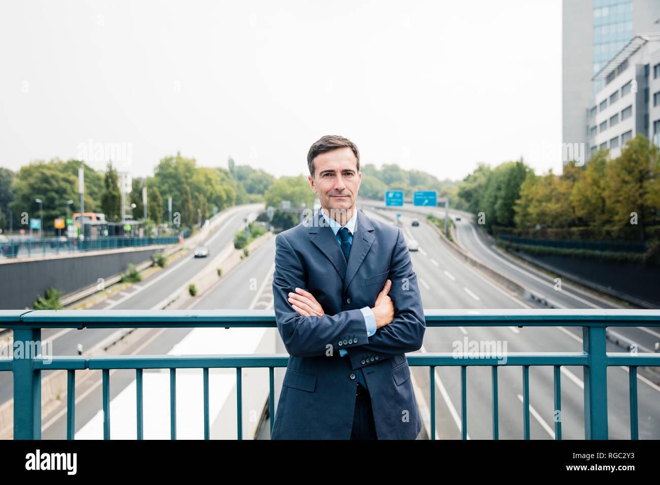 Portrait von zuversichtlich Geschäftsmann auf Autobahnbrücke Stockfoto