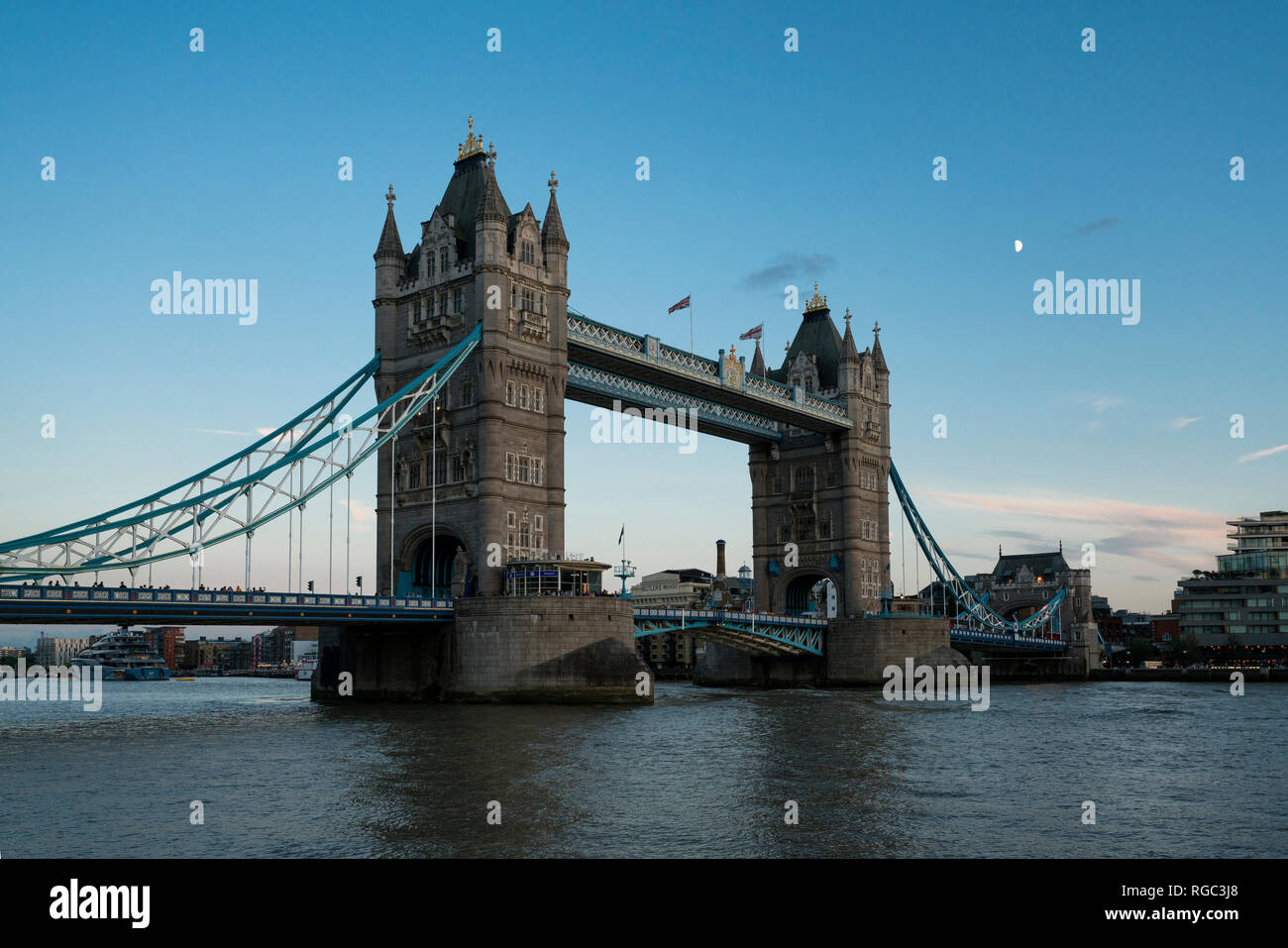 Grossbritannien, England, London, Tower Bridge bei Sonnenuntergang Stockfoto