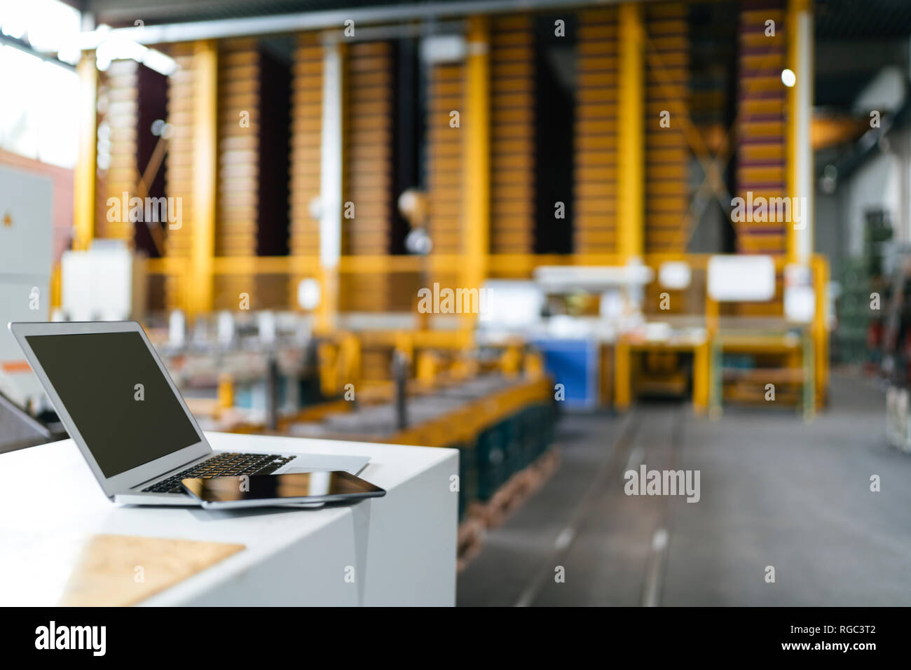 Laptop und einer Tablette im Logistikzentrum Stockfoto