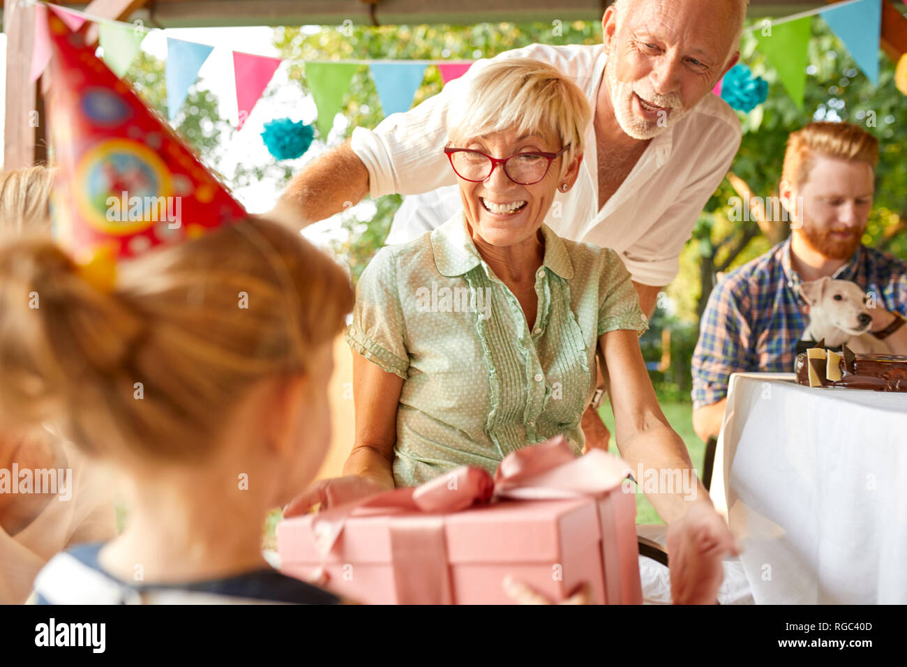Glückliche Großfamilie auf einem Garten Geburtstag Stockfoto