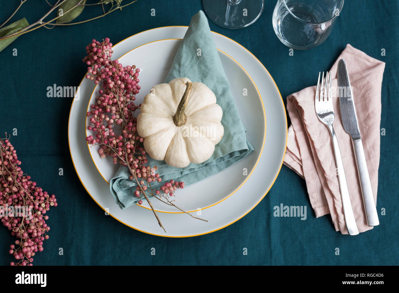 Herbstliche Tischdekoration mit weißen dekorative Staude und rosa Pfefferkörner Stockfoto