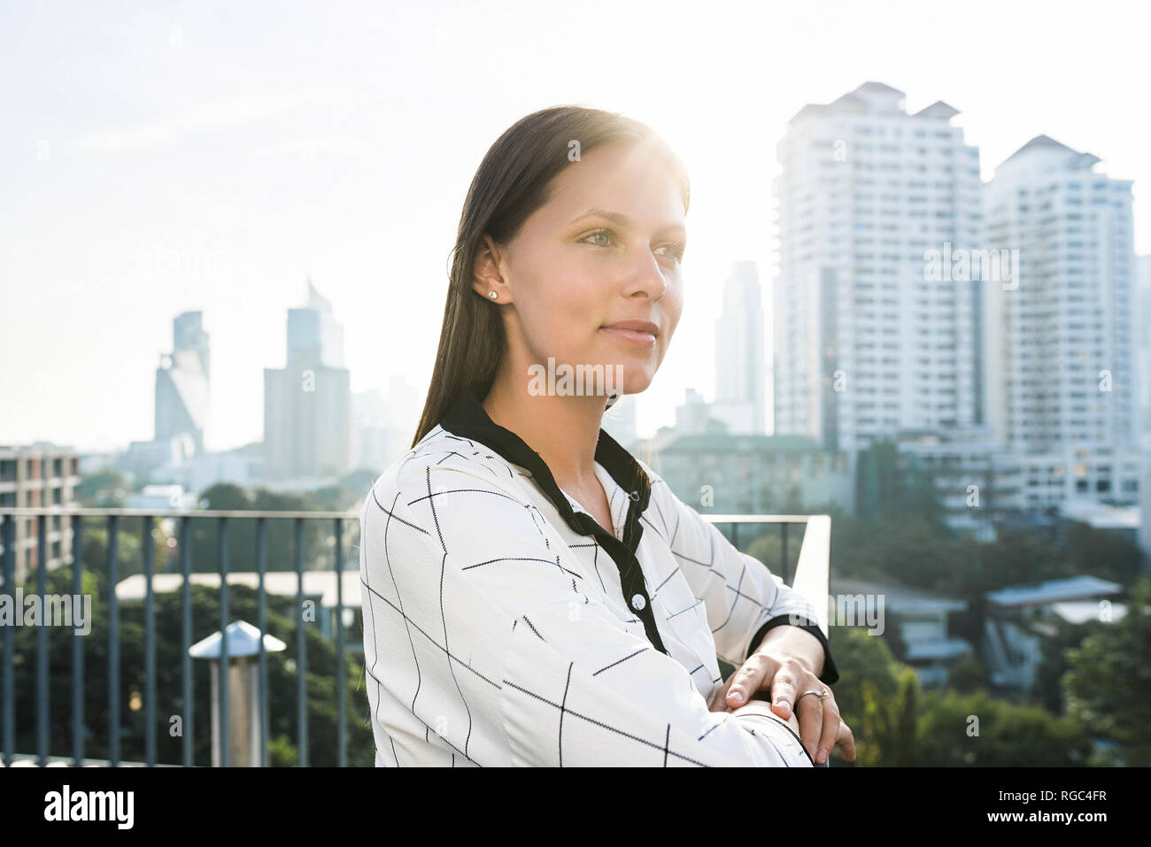 Portrait von brunette Business woman auf dem Dach Stockfoto
