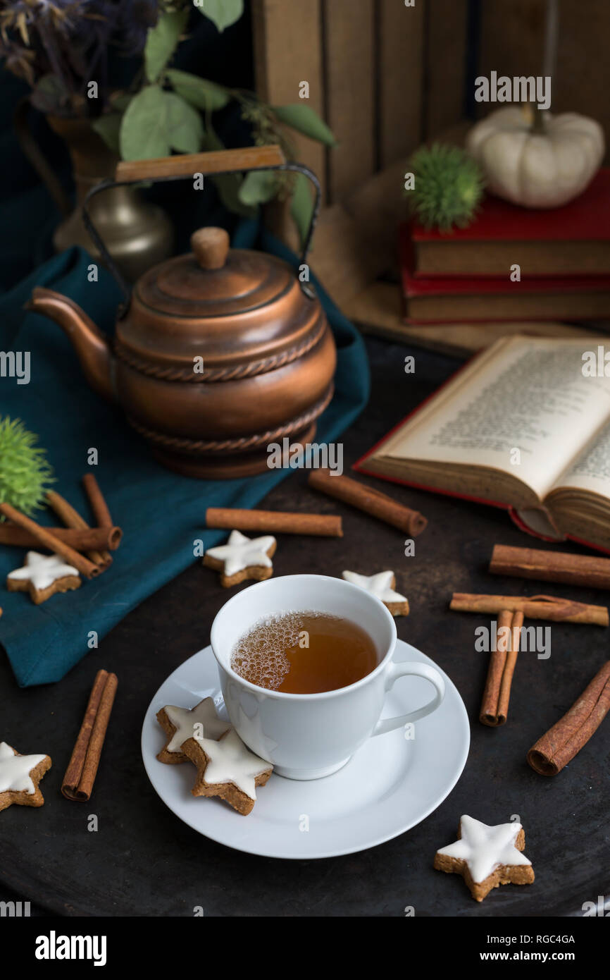 Herbstliche Stillleben mit Tasse Tee und Zimt Sterne Stockfoto