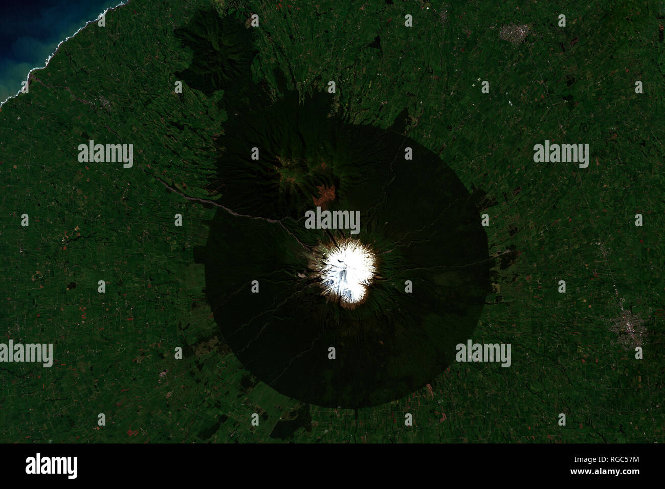 Hochauflösendes Satellitenbild von Mount Taranaki und Egmont National Park in Neuseeland - enthält geänderte Copernicus Sentinel Data [2018] Stockfoto