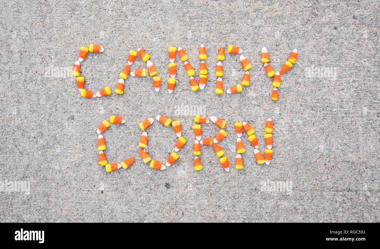 Die Worte mit Candy Candy Mais Mais auf einem Bürgersteig geschrieben. Die Worte werden in der Foto zentriert. Stockfoto