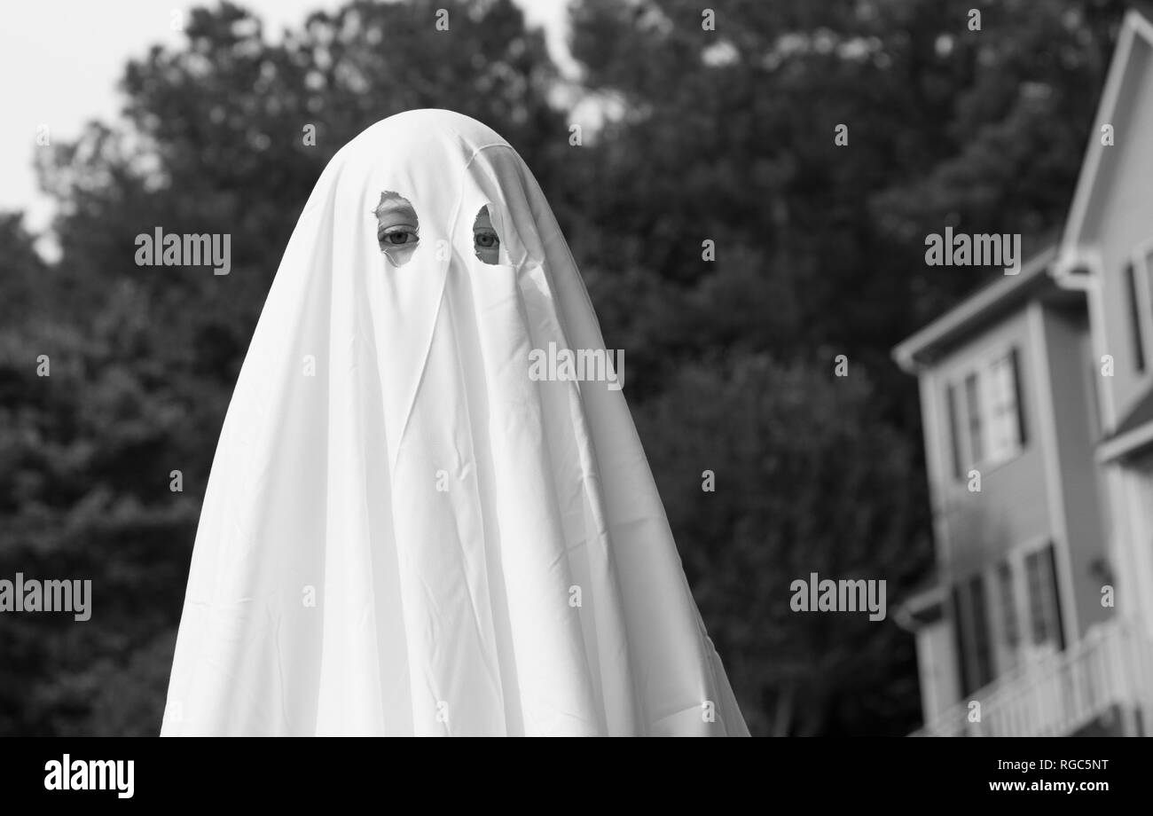 Eine Nahaufnahme Foto des Kindes in einer ghost Kostüm aus einem Bettlaken. Stockfoto