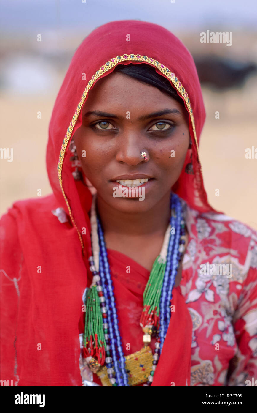 Junge indische Frau Porträt tragen traditionelle Sari, Schmuck und ein roter Schleier, Wüste Thar, Nordindien Stockfoto