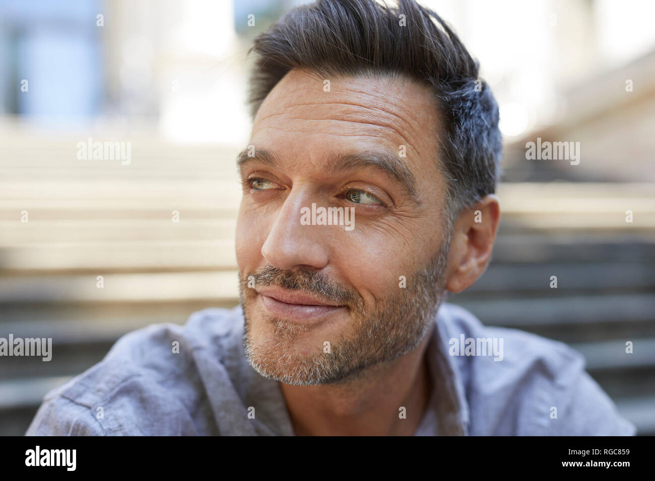 Portrait von reifer Mann mit Stoppelscheinwerfer beobachten etwas Stockfoto