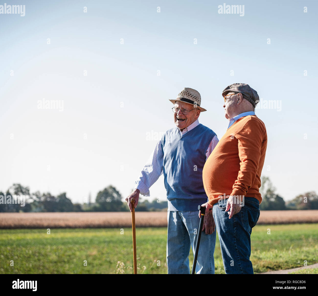 Zwei alte Freunde, die in die Felder, reden über alte Zeiten Stockfoto