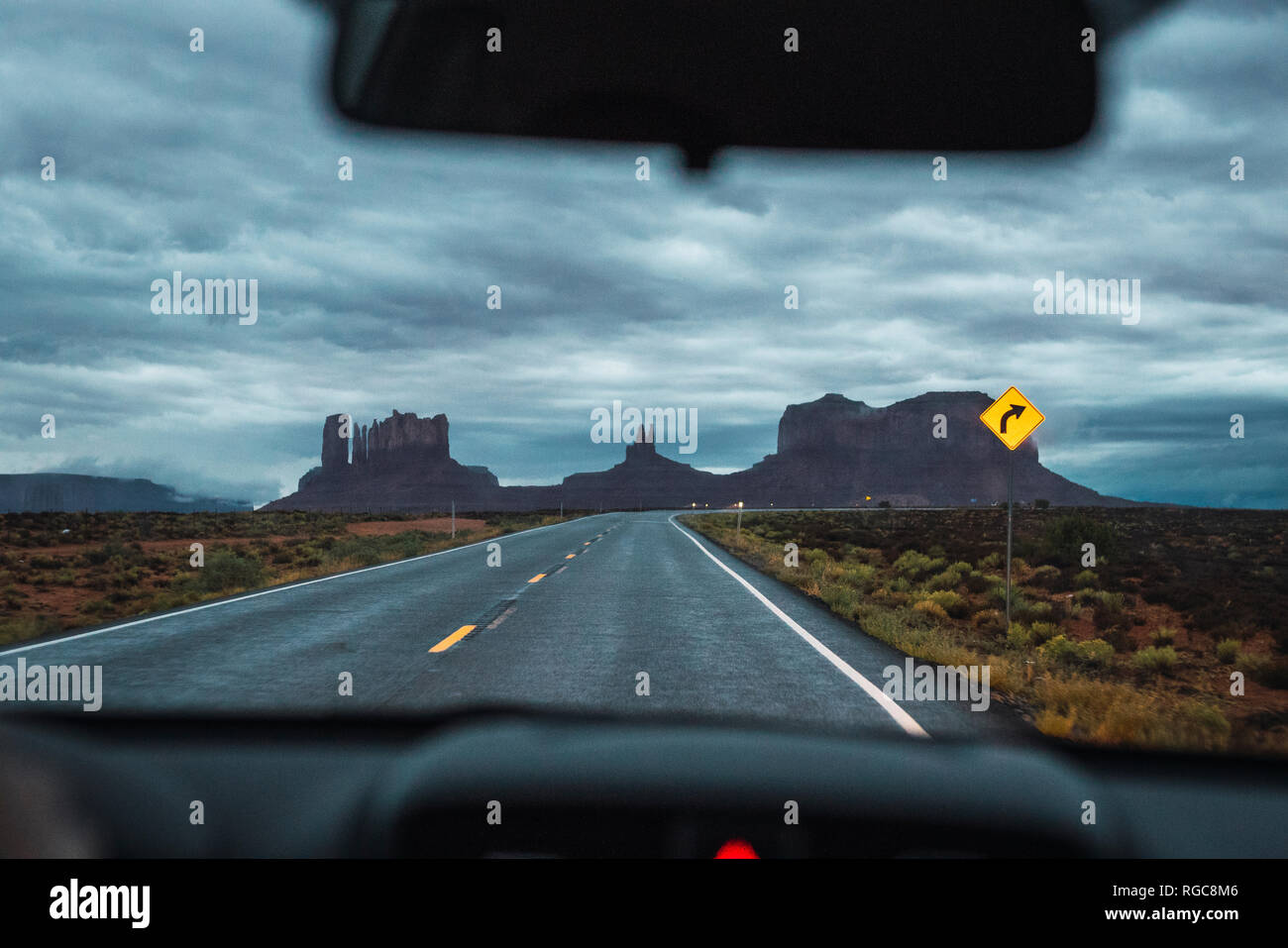 USA, Utah, Auto fahren, zum Monument Valley unter einem stürmischen Himmel Stockfoto