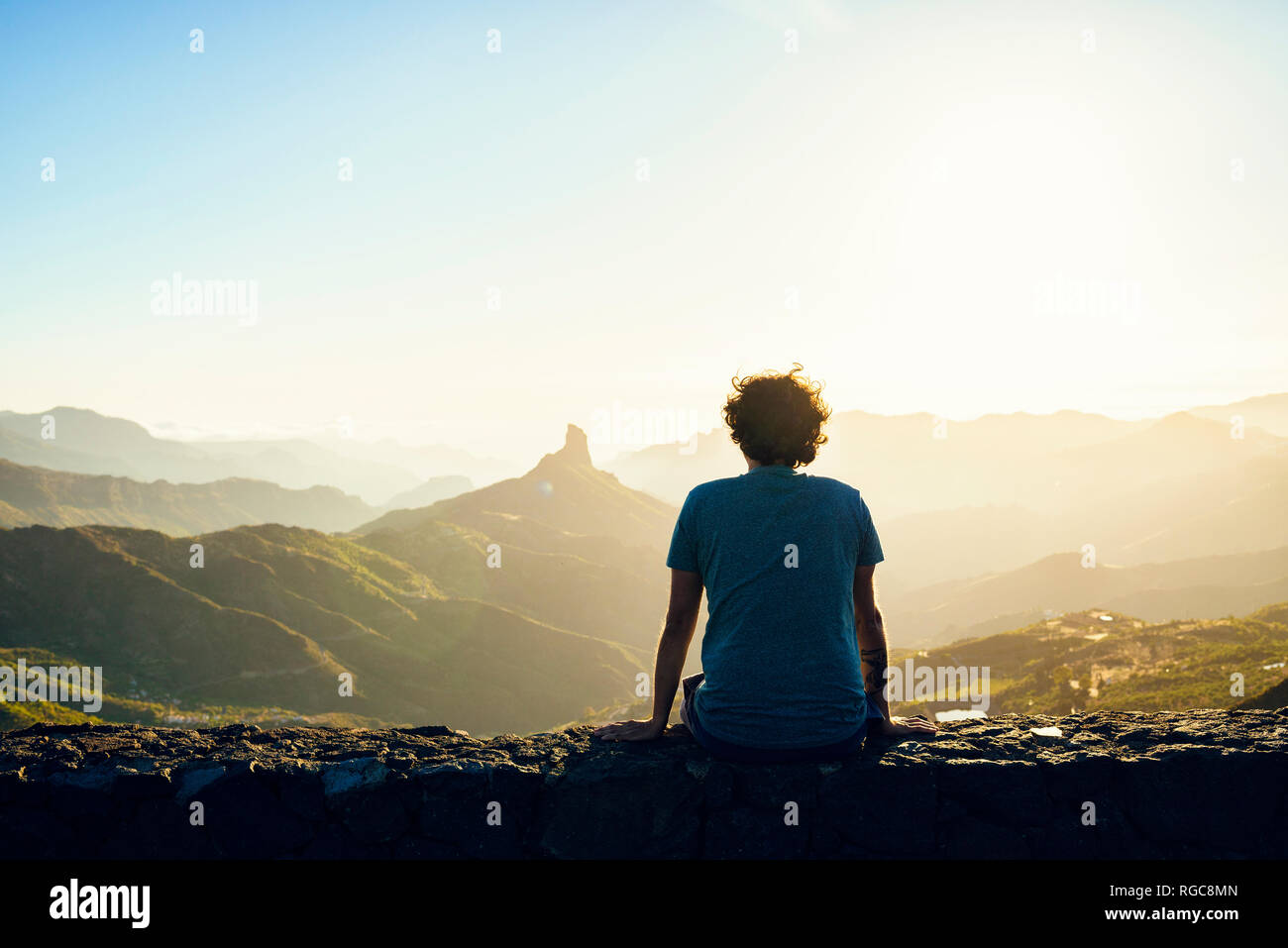 Spanien, Kanarische Inseln, Gran Canaria, Rückansicht des Menschen beobachten Berglandschaft Stockfoto