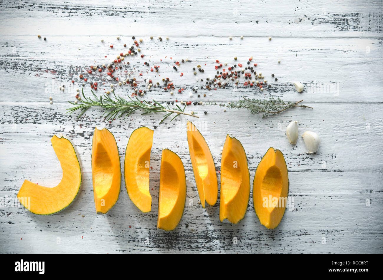 In Scheiben geschnitten Cucurbita Maxima und Gewürze für die Zubereitung von kürbissuppe Stockfoto