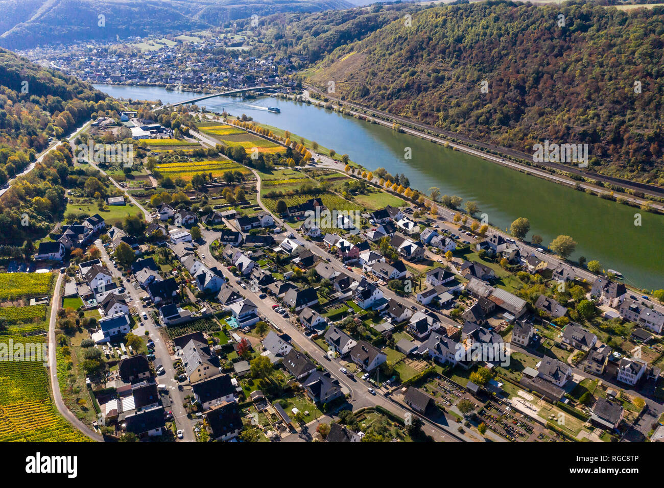 Deutschland, Rheinland-Pfalz, Kreis Mayen-Koblenz, Mosel, Stadt Alken und Weinberge Stockfoto