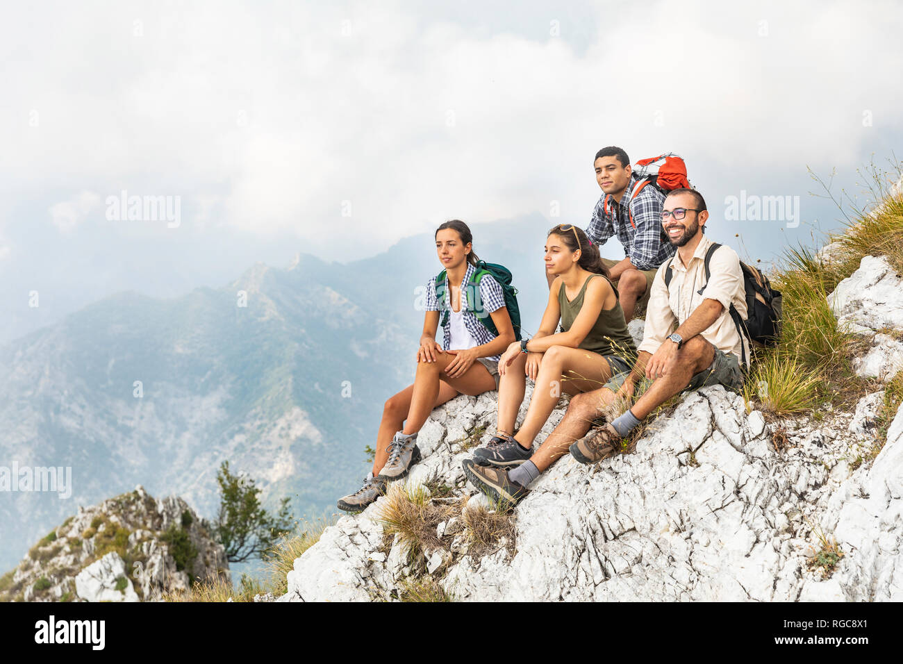 Italien, Massa, Gruppe von Menschen wandern und die Aussicht auf die Apuanischen Alpen Stockfoto