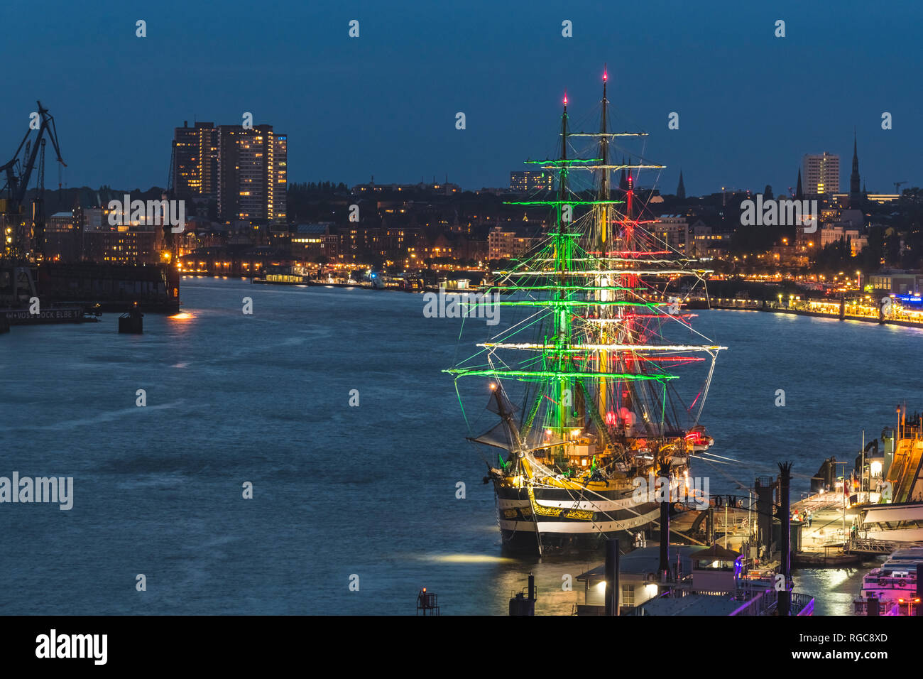 Deutschland, Hamburg, Sail Training Schiff Amerigo Vespucchi, in den italienischen Farben beleuchtet Stockfoto