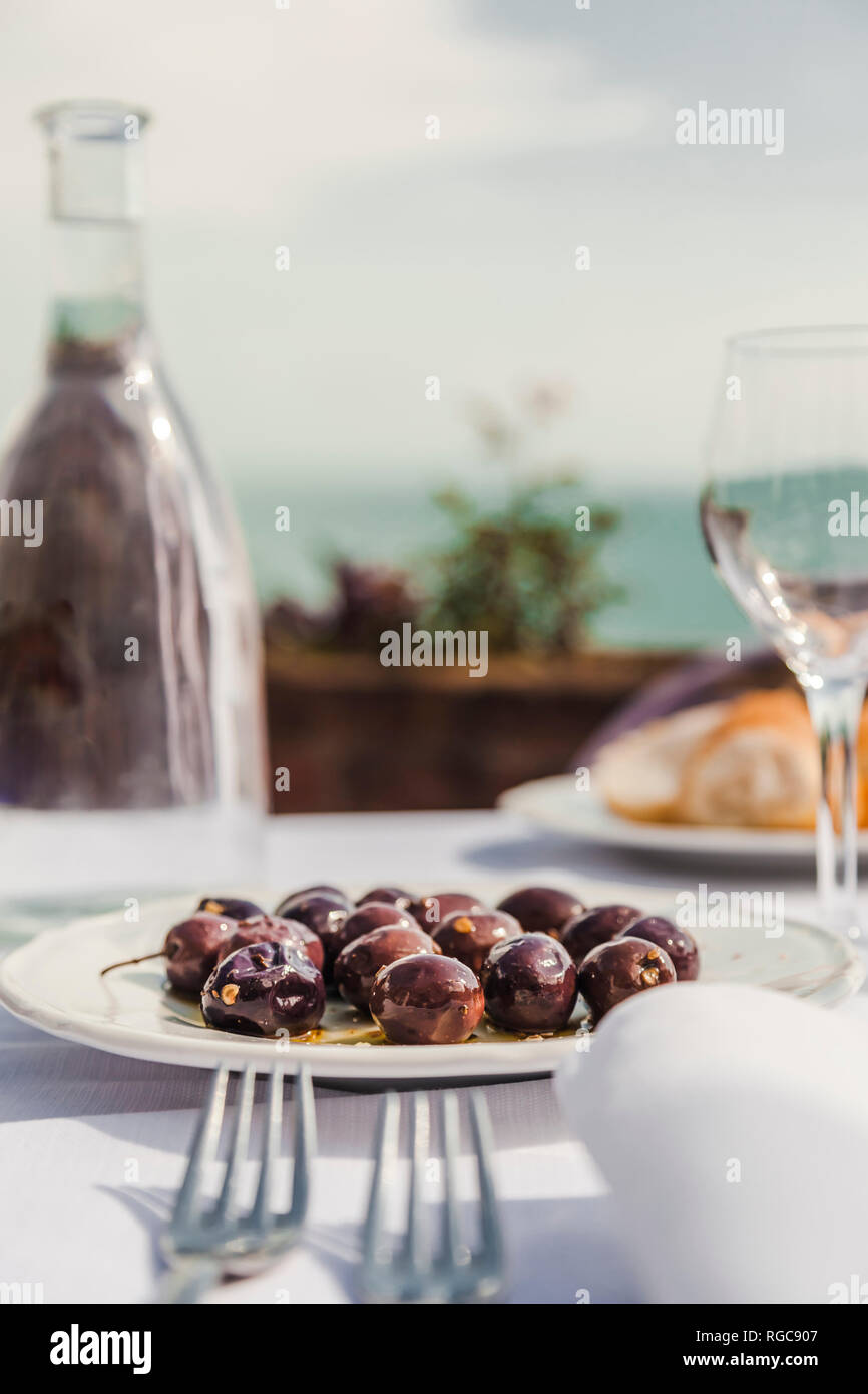 Italien, Atrani, schwarze Oliven auf Platte Stockfoto