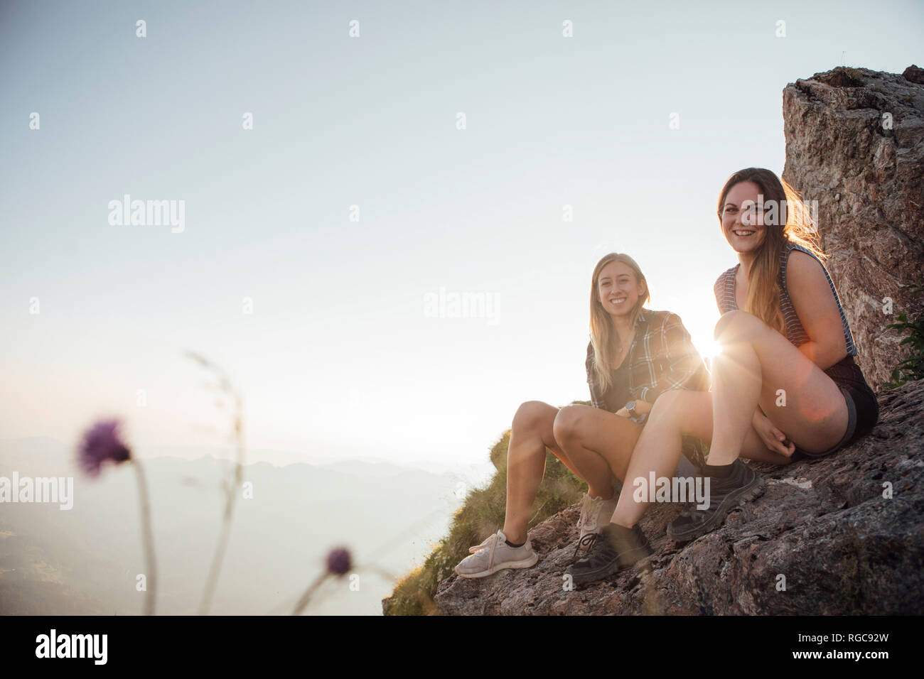 Schweiz, Grosser Mythen, zwei glückliche Freundinnen auf eine Wanderung mit einer Unterbrechung bei Sonnenaufgang Stockfoto