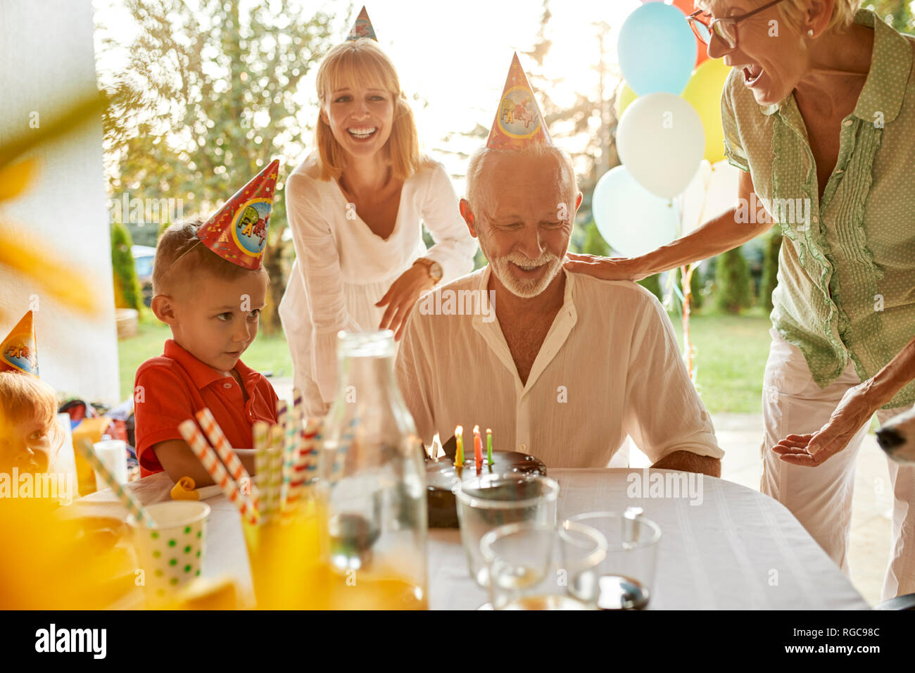 Glückliche Großfamilie auf einem Garten Geburtstag Stockfoto