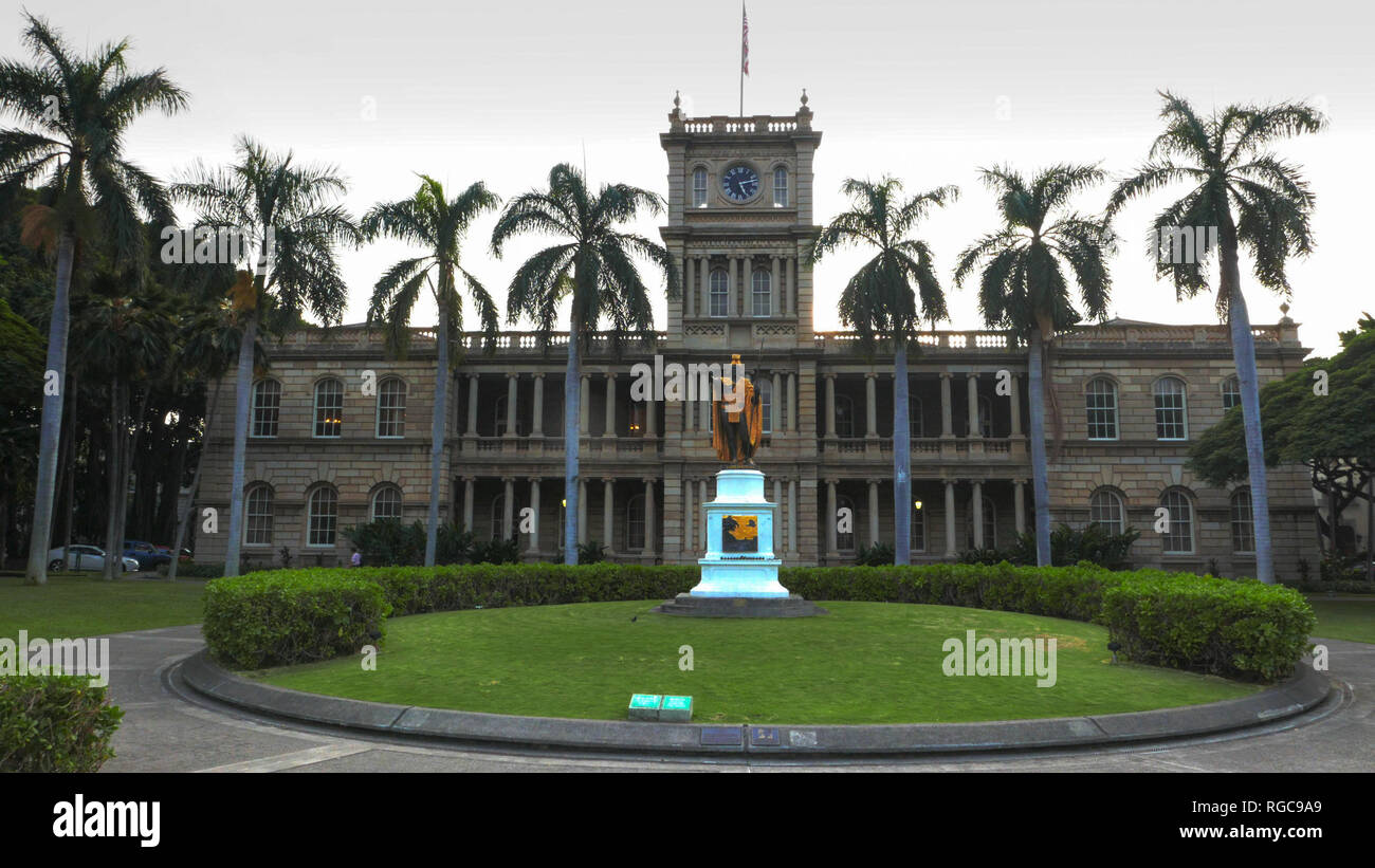 HONOLULU, VEREINIGTE STAATEN VON AMERIKA - 15. Januar 2015: Die aliiolani hale Gebäude in Honolulu, Hawaii und die King kamahameha Statue Stockfoto