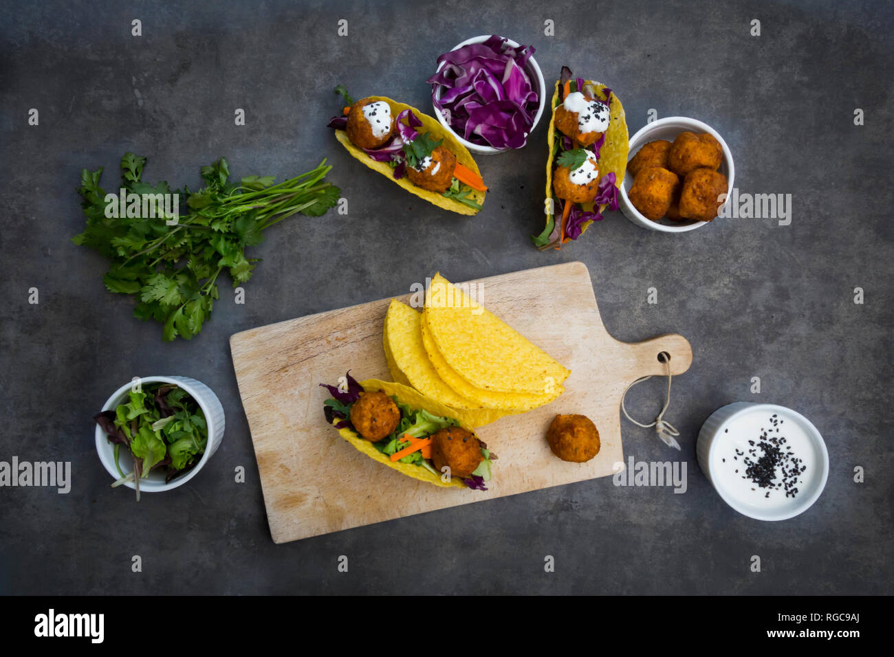 Süßkartoffel Falafel in taco Shells, mit Rotkohl, Salat, Karotten, Joghurt Sauce und schwarzem Sesam Stockfoto