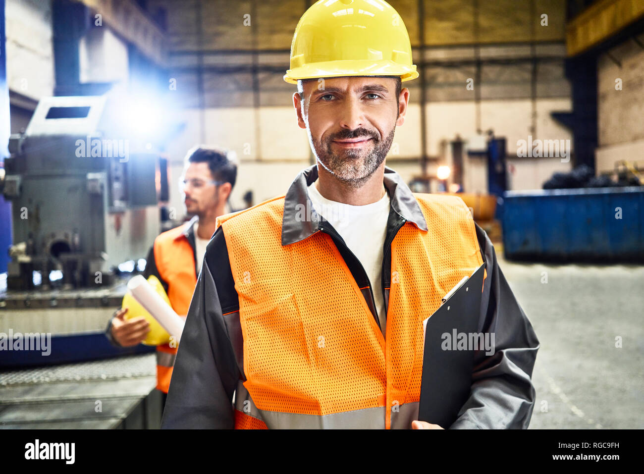 Portrait von lächelnden Mann tragen von Arbeitskleidung in der Factory Stockfoto