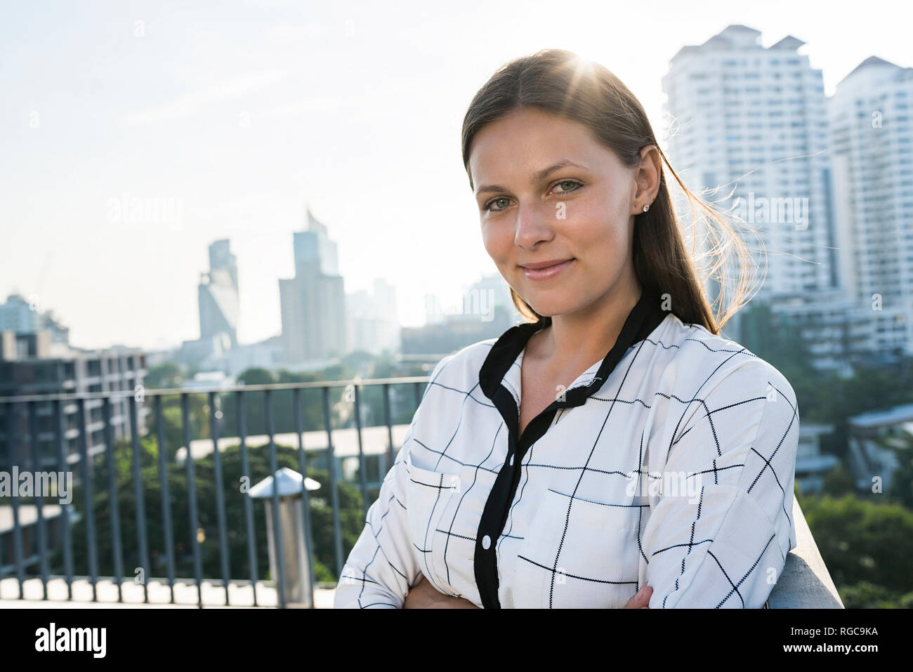 Portrait von brunette Business woman auf dem Dach Stockfoto