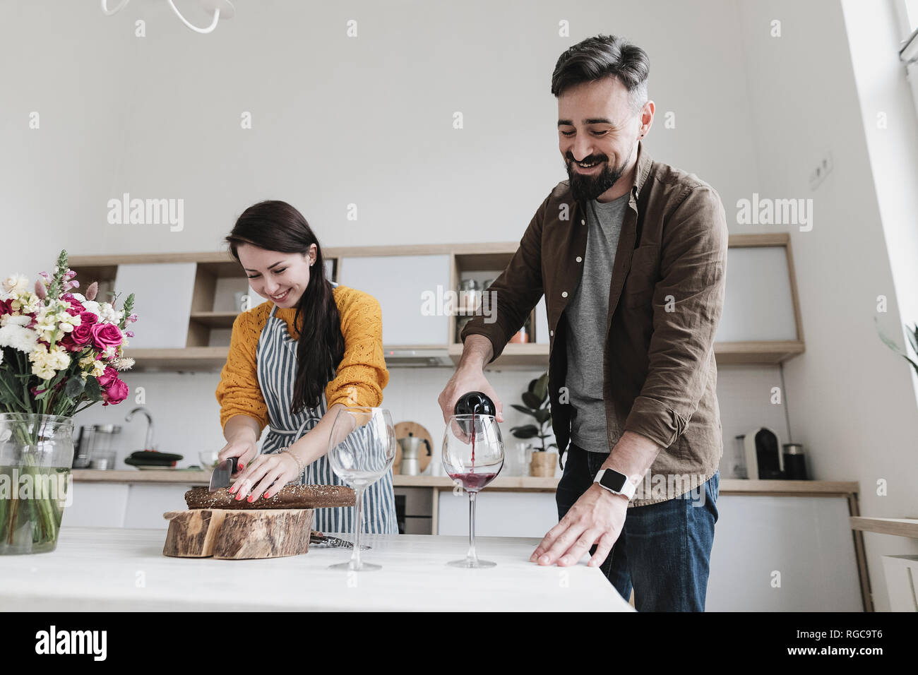 Glückliches Paar Mittagessen gemeinsam in der Küche Stockfoto