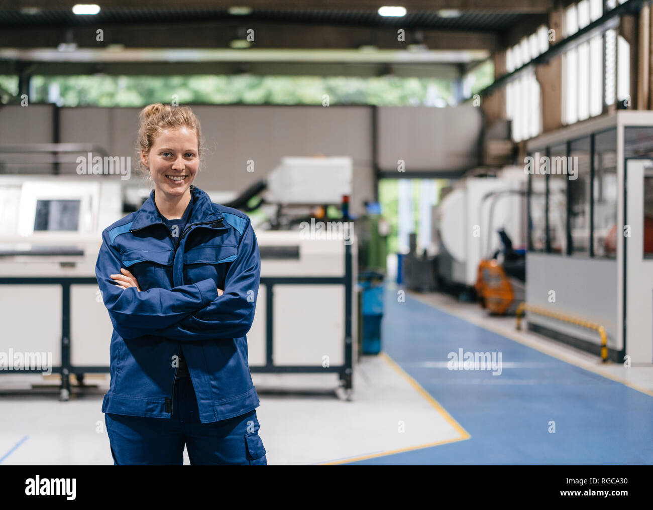 Junge Frau arbeiten als Facharbeiter in einem High-Tech-Unternehmen, Porträt Stockfoto