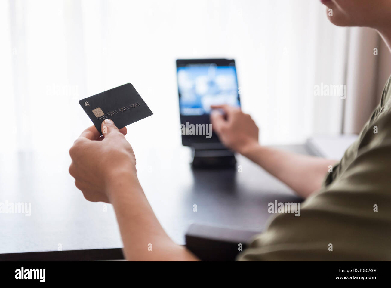Nahaufnahme von Hand mit Kreditkarte Stockfoto