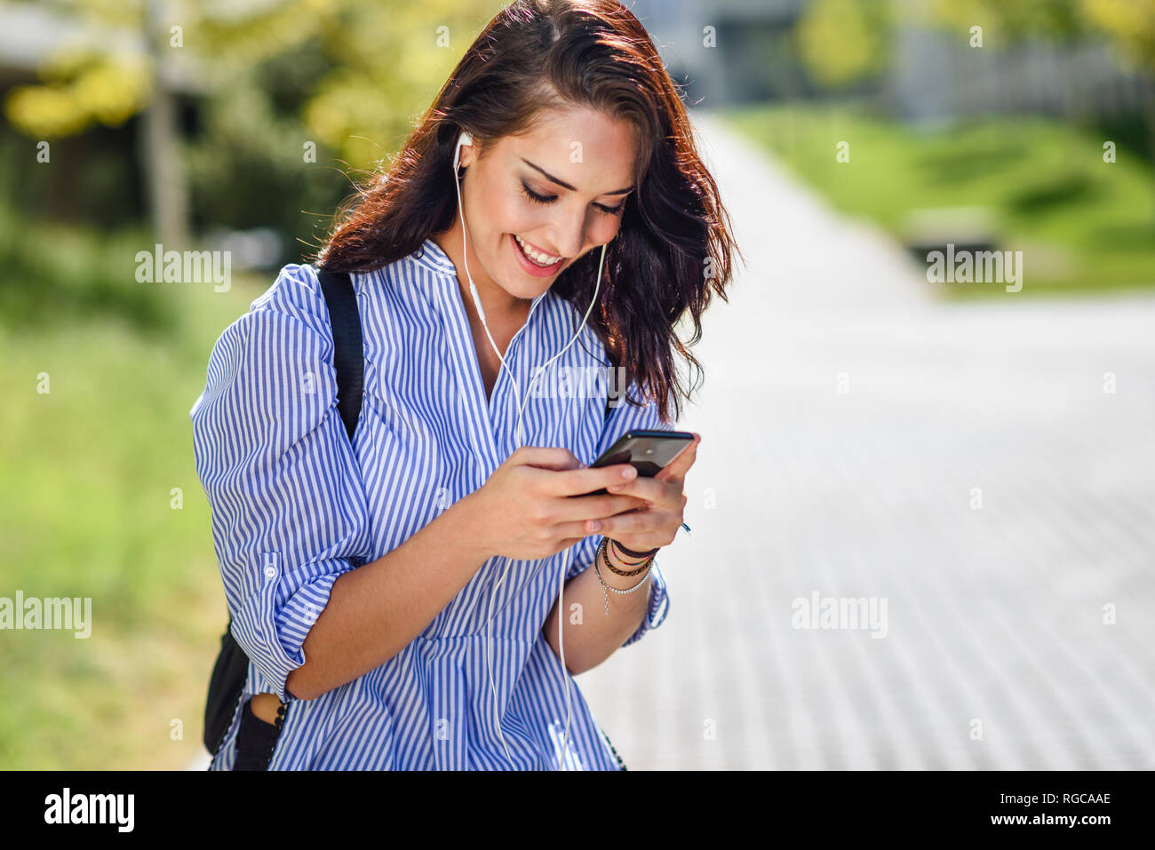 Smiling Student mit Smartphone und Kopfhörer. Stockfoto