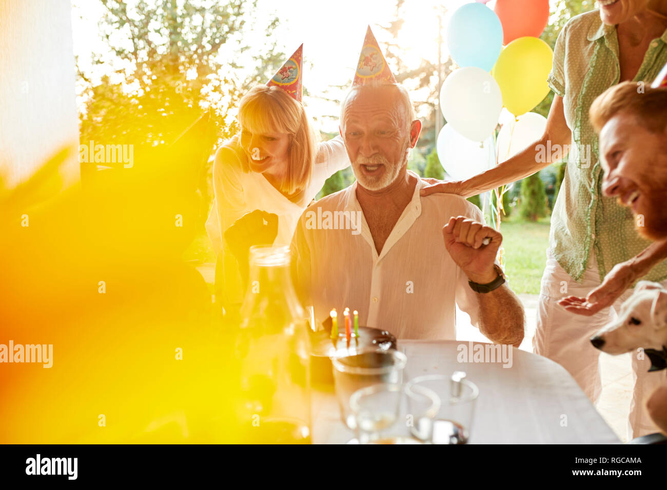 Happy Family auf einem Garten Geburtstag Stockfoto
